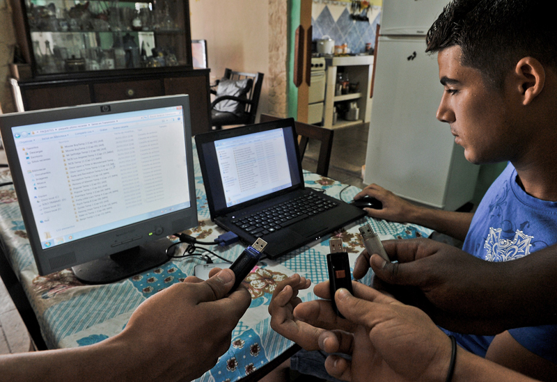 To avoid Internet censorship, Cubans distribute information on flash drives