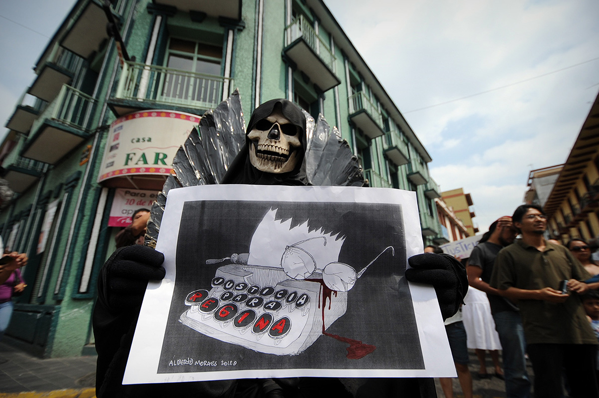 Rubén Espinosa tomó esta foto de una protesta realizada en 2012 en honor de su colega de la revista Proceso, Regina Martínez, quien fue asesinada. Tres años más tarde, Espinosa fue asesinado en la Ciudad de México