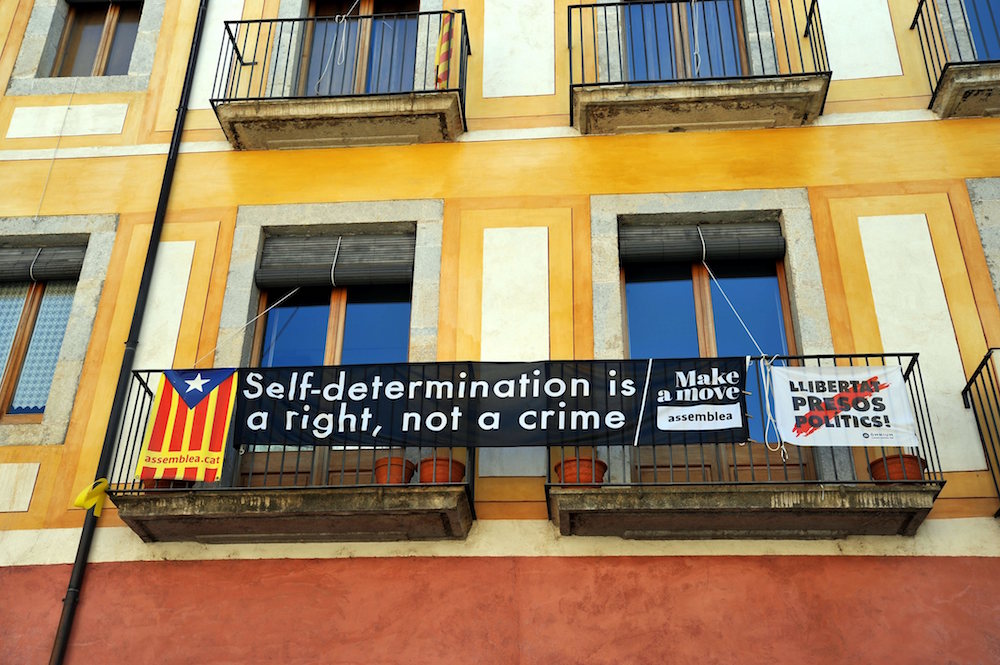 Building with Catalan flags and protest banners in favor of the Republic and the liberation of political prisoners.